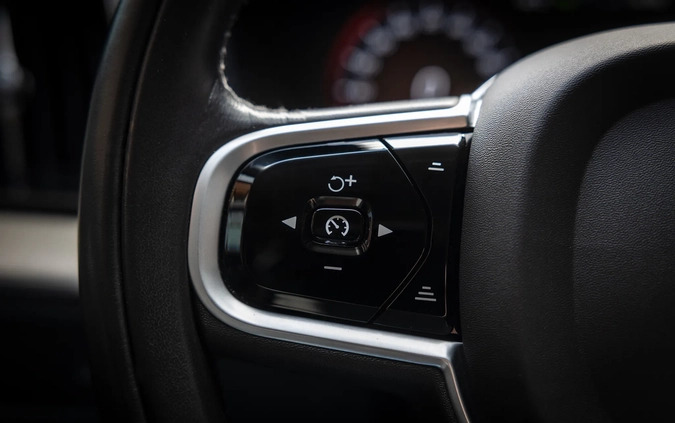 Volvo XC 60 cena 172000 przebieg: 79000, rok produkcji 2021 z Pruszków małe 667
